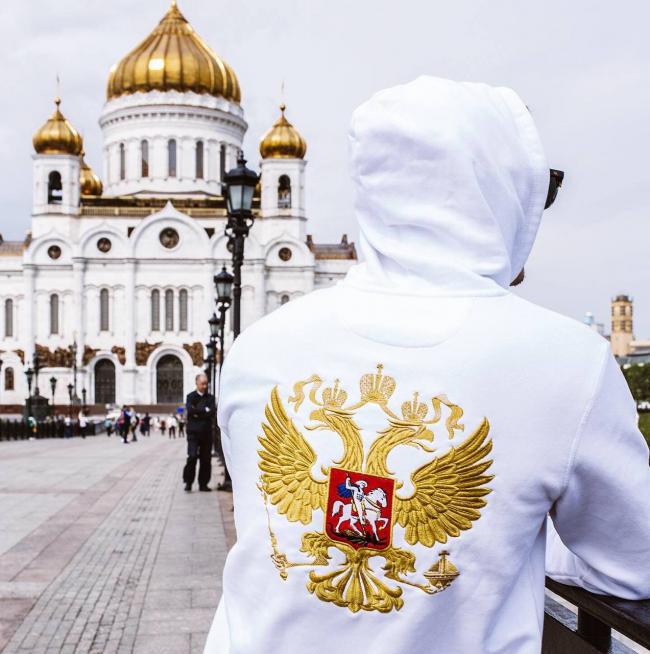Худи белое с золотой вышивкой герба рф
